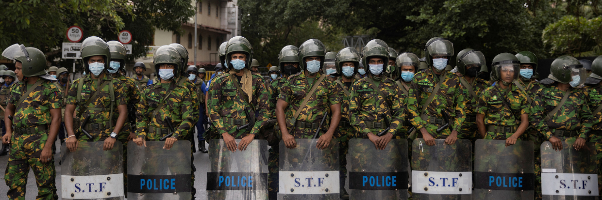 Personal de seguridad monta guardia durante una protesta contra el asalto a un campamento de protesta antigubernamental en la madrugada del viernes, cerca de la Secretaría Presidencial en Colombo, Sri Lanka 22 de julio de 2022 © Reuters.
