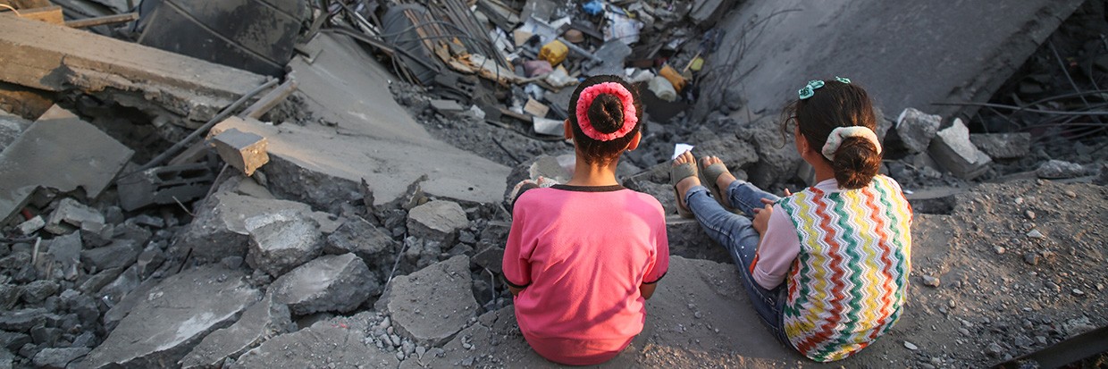Niños palestinos inspeccionan su edificio dañado en la ciudad de Gaza el 9 de agosto de 2022 tras la entrada en vigor de un alto el fuego entre Israel y los militantes palestinos.  ©REUTERS
