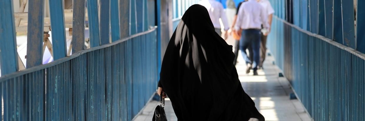 Una mujer iraní camina por una calle de Teherán, Irán, el 19 de septiembre de 2022. ©EPA-EFE