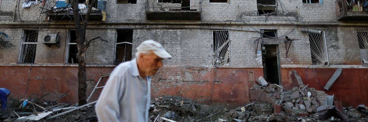 2022年8月31日，乌克兰顿涅茨克地区克拉马托尔斯克，一名乌克兰男子走在俄罗斯攻击过后的受损住宅楼前，俄罗斯对乌克兰的攻击仍在继续。©路透社