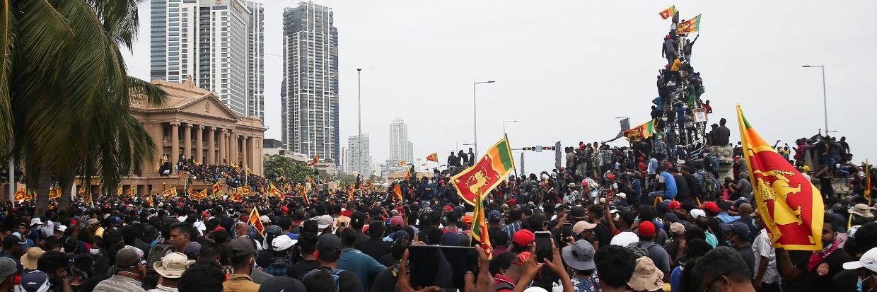Varias personas sostienen la bandera nacional de Sri Lanka durante una protesta contra el Presidente de Sri Lanka Gotabaya Rajapaksa mientras exigen su dimisión, en medio de una crisis económica en el país, en Colombo, Sri Lanka, el 9 de julio de 2022