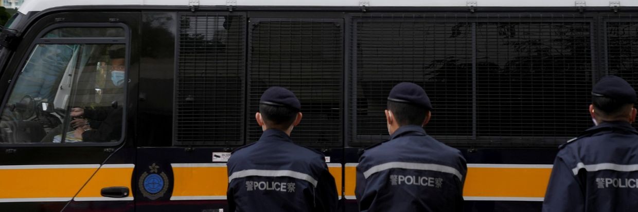 一辆囚车抵达西九龙裁判法院大楼，对47名“民运人士”的听证会正在进行，根据《国家安全法》，他们被指控犯有阴谋颠覆罪，中国香港，2022年2月4日 ©  路透社