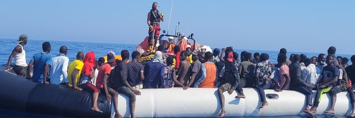 أوشن فايكنغ هي سفينة شحن تقوم بأنشطة البحث والإنقاذ وسط البحر الأبيض المتوسط، وهي تنقذ في الصورة زورقًا مطاطيًا مكتظًا يواجه محنة ومخاطر في المياه الدولية قبالة شواطئ ليبيا يوم الأحد 24 تموز/ يوليو 2022. © رويترز