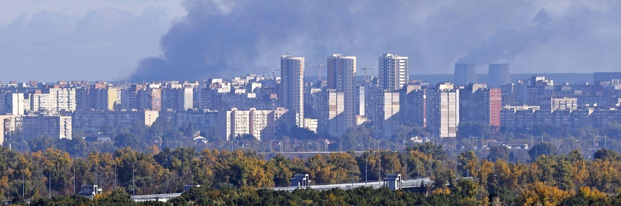 Un humo negro se eleva sobre la capital de Ucrania, Kiev, el 10 de octubre de 2022. © Reuters