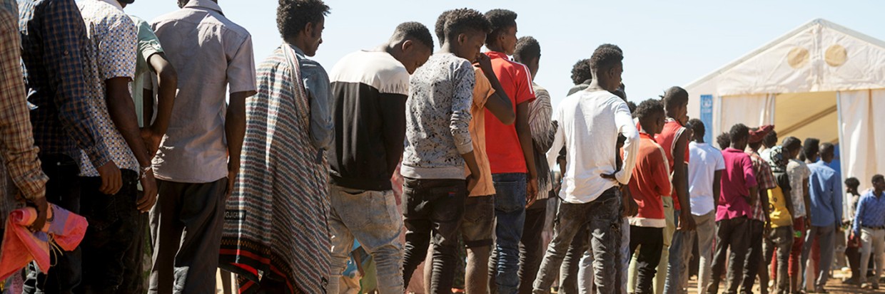 لاجئون إثيوبيون من منطقة تيغراي ينتظرون في الطابور لتلقي المساعدات في مخيم أم راكوبا للاجئين، وهو نفس المخيم الذي استضاف اللاجئين الإثيوبيين خلال المجاعة في ثمانينات القرن الماضي، على بعد 80 كيلومترًا تقريبًا من الحدود الإثيوبية السودانية في السودان، 30 تشرين الثاني/ نوفمبر 2020 (إصدار 02 كانون الأوّل/ ديسمبر 2020). © الوكالة الأوروبية للصور الصحفية - وكالة الإعلام الإسبانيّة/ علاء خير