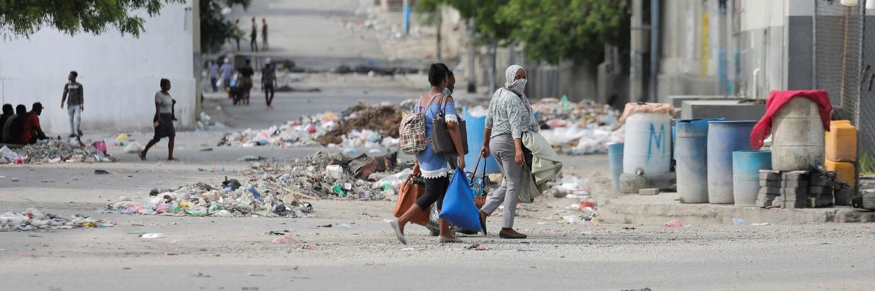 Los residentes huyen de la zona después de que las bandas libraran intensos tiroteos, cerrando las principales avenidas y un mercado municipal en el centro de la capital, en Puerto Príncipe, Haití 27 de julio de 2022 © Reuters