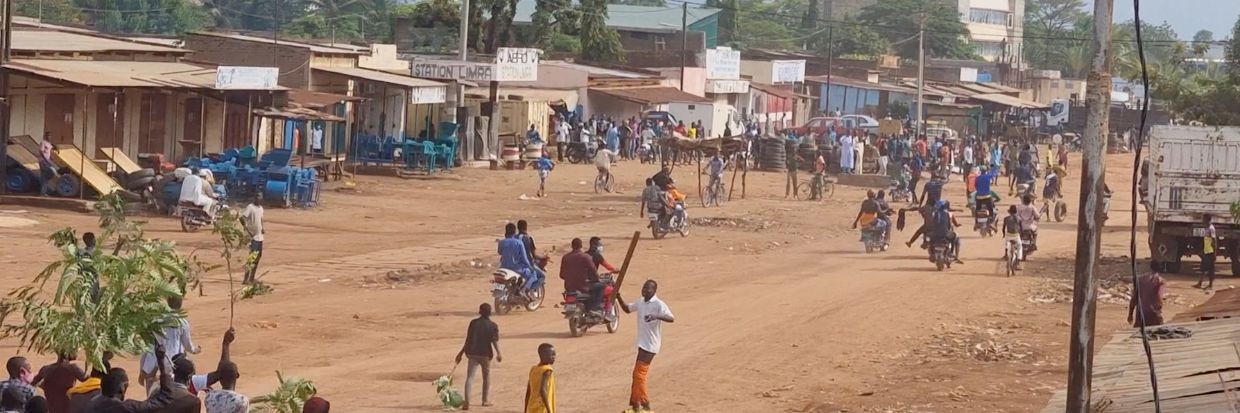 Personas montan en bicicleta mientras protestan en Moundou, Chad, 20 de octubre de 2022, en esta imagen obtenida de redes sociales © Hyacinthe Ndolenodji/vía REUTERS