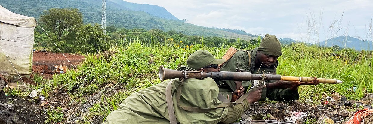 Plusieurs militaires des Forces armées de la République démocratique du Congo (FARDC) prennent leur position suite à la reprise des combats près de la frontière congolaise avec le Rwanda, en périphérie de Goma dans la province du Nord-Kivu, en République démocratique du Congo, le 28 mai 2022. © REUTERS/Djaffar Sabiti