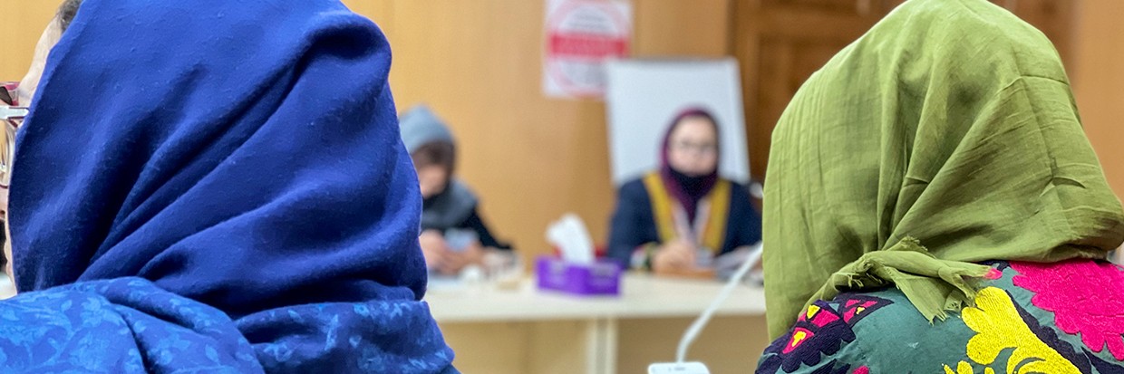 اجتماع في مجمّع الأمم المتحدة بين مجموعة من النساء الأفغانيات المدافعات عن حقوق الإنسان والممثّلة الخاصة للأمين العام ديبورا ليونز في كابول بأفغانستان، في 8 آذار/ مارس لمناسبة اليوم الدولي للمرأة 2022. 10 آذار/ مارس 2022. © المفوضية السامية لحقوق الإنسان/ أنطوني هيدلي