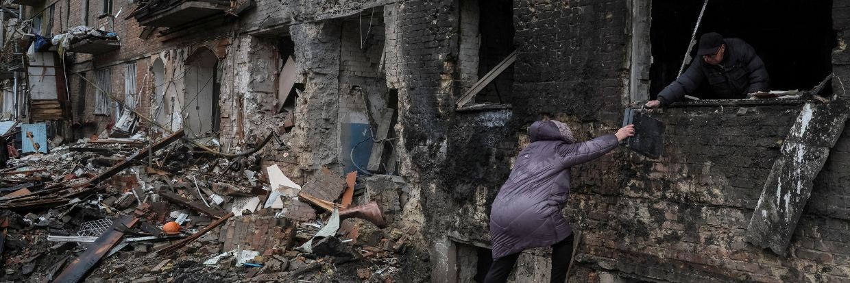 2022年11月24日，在乌克兰首都基辅附近的维什戈罗德市，俄罗斯对乌克兰的袭击仍在继续。当地居民从被俄罗斯导弹袭击摧毁的住宅楼中取走物品。Ⓒ路透社／Gleb Garanich