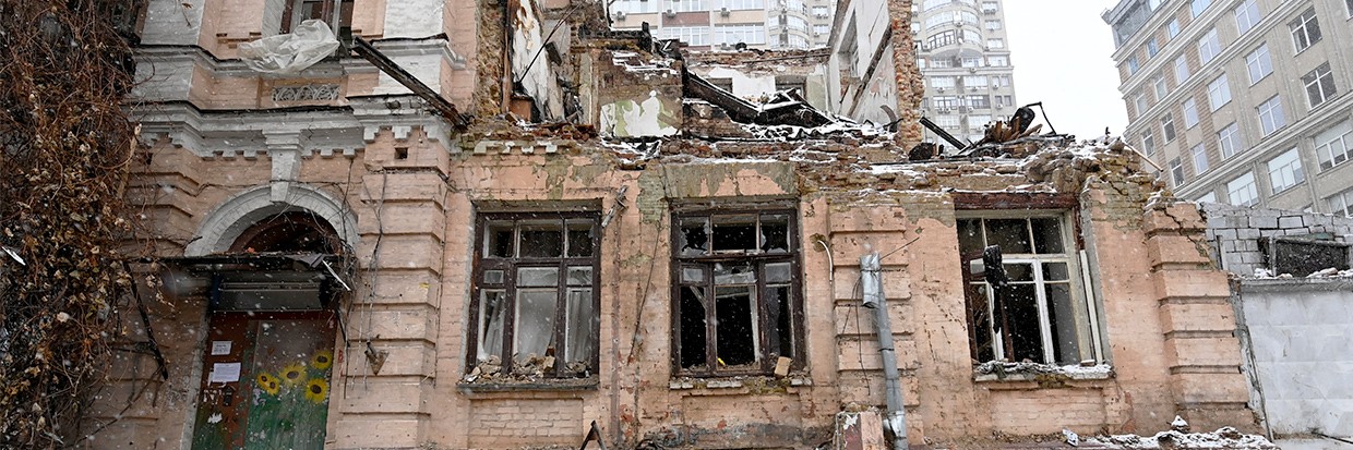 مبانٍ مدمَّرَة في شارع تريوخسفياتيتلسكا وسط مدينة كييف، في اليوم الثاني من زيارة إلى أوكرانيا، الأحد 27 تشرين الثاني/ نوفمبر 2022. © بول فيليب راينايرز/ بلغا/ وكالة Sipa، الولايات المتحدة الأميركية