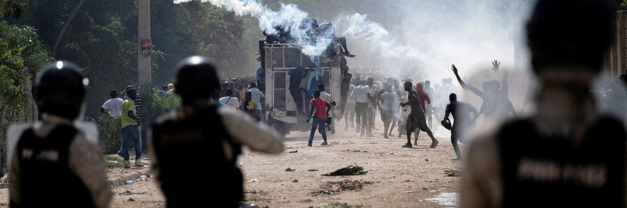 الشرطة الوطنية الهايتية تطلق الغاز المسيل للدموع خلال احتجاجات تطالب باستقالة رئيس وزراء هايتي أرييل هنري بعد أسابيع من استفحال النقص في المواد الأساسية في بورت-أو-برينس بهايتي. Ⓒ رويترز