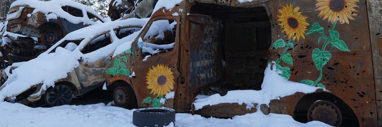 مقبرة مركبات دمرها العدوان الروسي بالقرب من بوتشا بأوكرانيا، 4 كانون الأول/ ديسمبر 2022. © أنطوني هيدلي/ المفوضية السامية لحقوق الإنسان