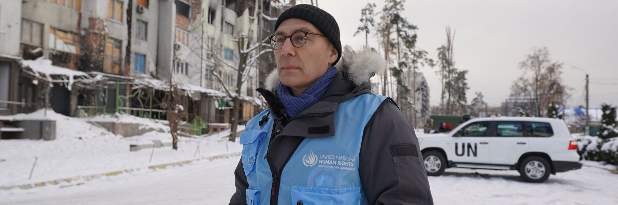 联合国人权事务高级专员2022年12月4日，福尔克尔·蒂尔克在乌克兰伊尔平。©人权高专办／Anthony Headley