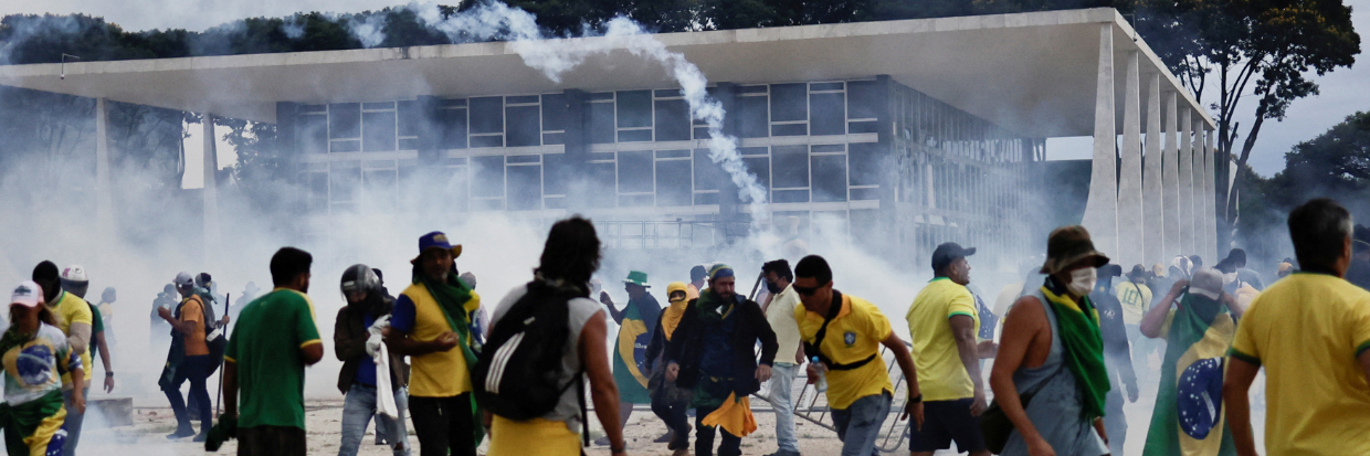 2023年1月8日，巴西前总统雅伊尔·博索纳罗（Jair Bolsonaro）的支持者在首都巴西利亚的总统府（Planalto Palace）外示威反对现任总统路易斯·伊纳西奥·卢拉·达席尔瓦（Luiz Inacio Lula da Silva）。©路透社/Ueslei Marcelino