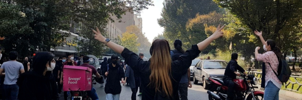 متظاهرون يغلقون طريقًا خلال مظاهرة نُظِّمَت في طهران بإيران، احتجاجًا على مقتل الشابة الإيرانية مهسا أميني، التي توفيت في 1 تشرين الأوّل/ أكتوبر 2022 بعد اعتقالها في طهران لارتدائها الحجاب بشكل غير لائق. © الوكالة الأوروبية للصور الصحفية - وكالة الإعلام الإسبانيّة