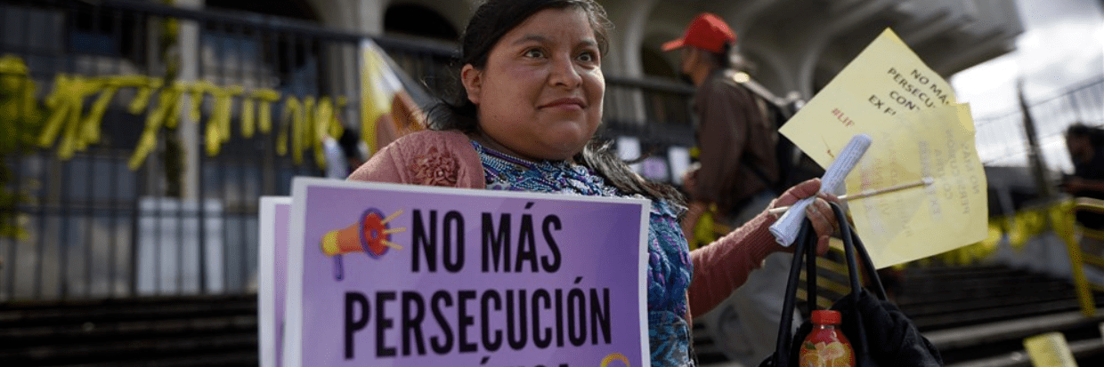 Plusieurs organisations de la société civile lors d’une manifestation devant la Cour suprême de justice pour soutenir l’ancienne cheffe du Bureau du Procureur spécial, Virginia Laparra, jugée pour abus de pouvoir à Guatemala City le 28 novembre 2022. © EPA-EFE