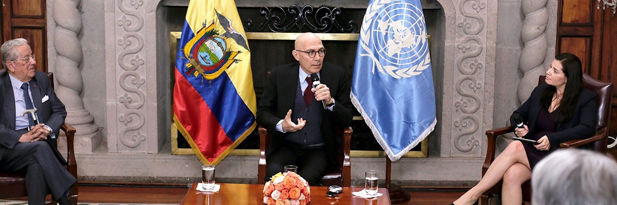 Le Haut-Commissaire des Nations Unies aux droits de l’homme Volker Türk (au centre) durant un événement de la DUDH 75 à Quito, en Équateur, avec le premier Haut-Commissaire des Nations Unies aux droits de l’homme José Ayala-Lasso (à gauche) et la coordonnatrice résidente des Nations Unies en Équateur Lena Savelli (à droite). © HCDH.
