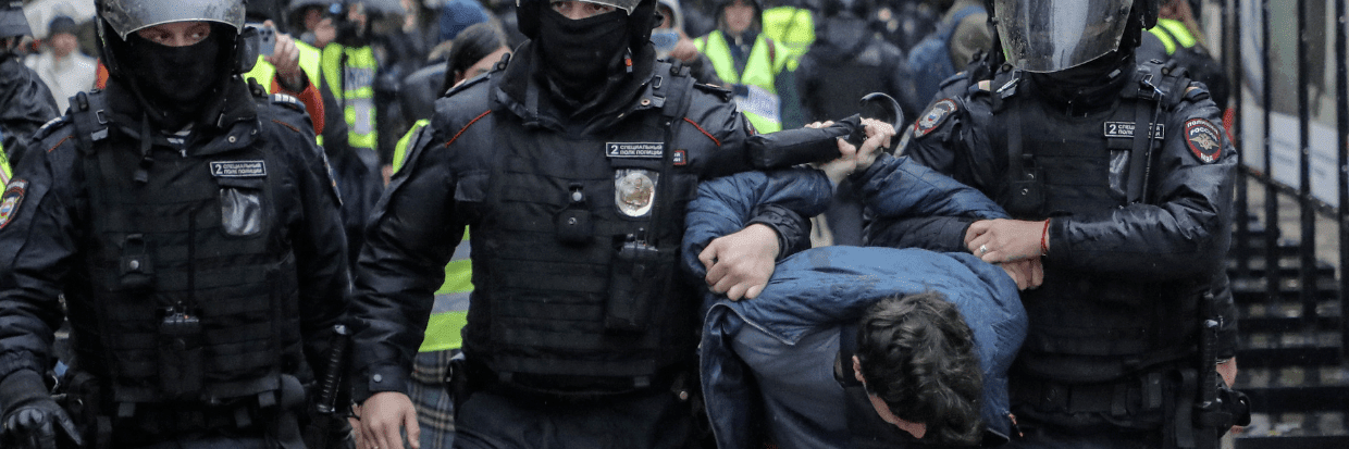La police arrête des manifestants lors d’un mouvement de protestation non autorisé à Moscou contre la mobilisation militaire partielle de la Russie. © EPA-EFE