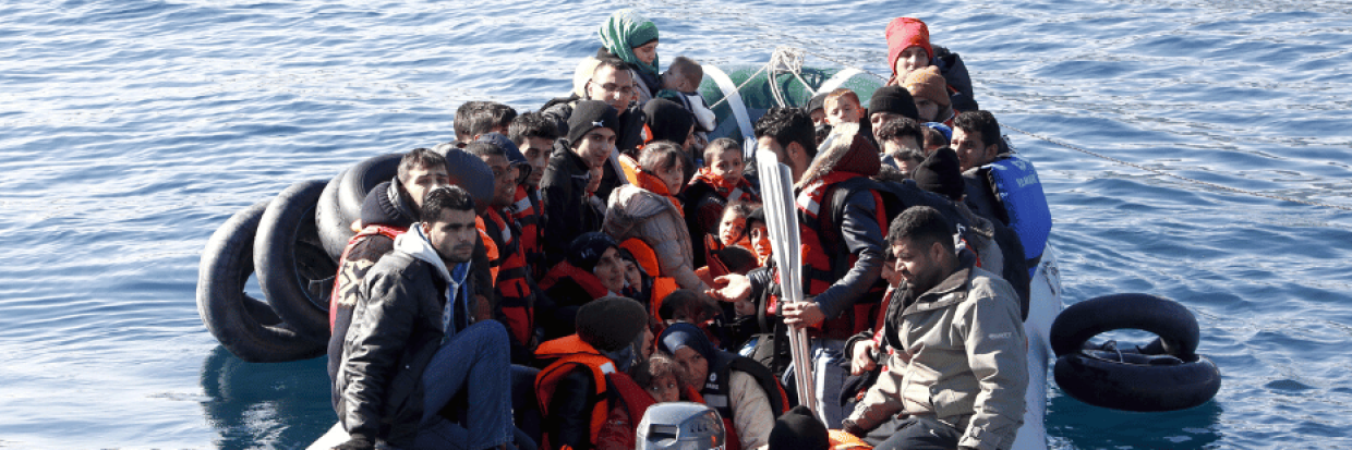 لاجئون ومهاجرون في زورق خلال عملية إنقاذ في عرض البحر بين الساحل التركي وجزيرة ليسبوس اليونانية، 8 شباط/ فبراير 2016. © رويترز/ جيرجس موتافيس