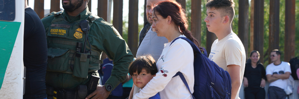عائلة من المهاجرين تضمّ طفلاً بين أفرادها تُحمَّل في شاحنة حرس الحدود في 26 أيار/ مايو 2022 في إيغل باس تكساس بالولايات المتحدة الأميركية. © جون لامبارسكي/ نورفوتو