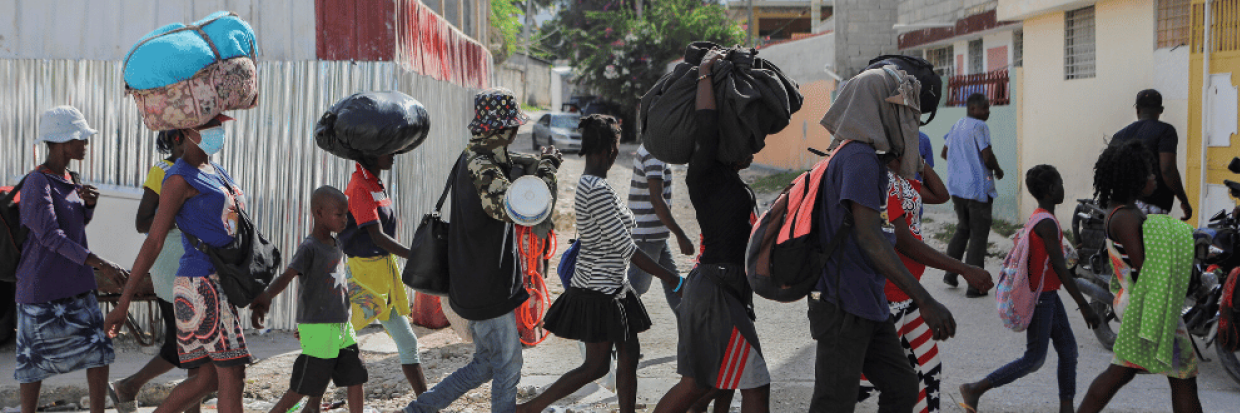 Personas desplazadas por la violencia de la guerra entre bandas en Cité Soleil caminan por las calles del barrio de Delmas tras salir de la plaza Hugo Chaves en Puerto Príncipe, Haití, 19 de noviembre de 2022 © Reuters