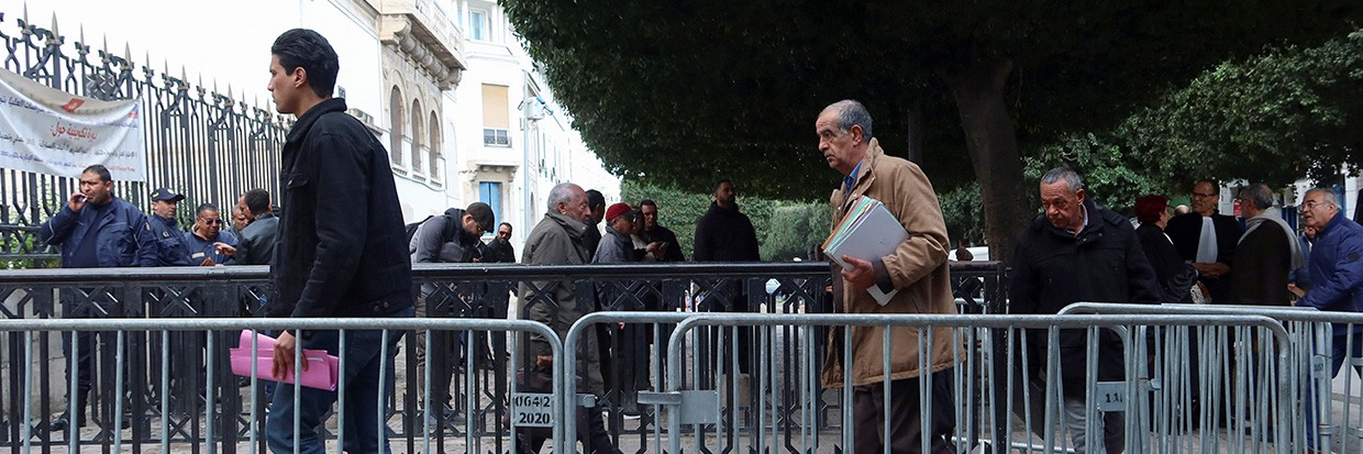Varias personas caminan frente a un tribunal en Túnez, Túnez, 10 de enero de 2023. © REUTERS/Jihed Abidellaoui