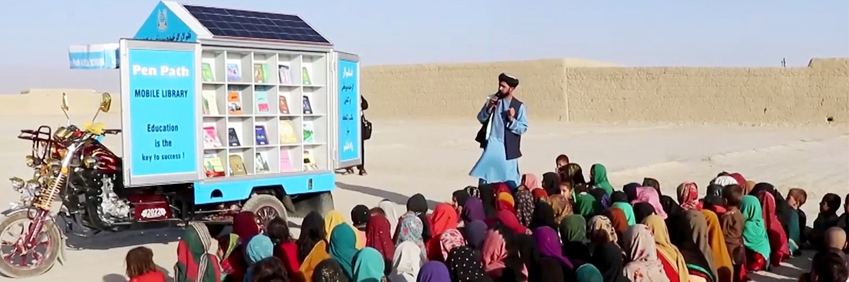 Matiullah Wesa, responsable de la sociedad civil Pen Path con una escuela móvil en Kandahar, fotos extraídas de un vídeo: 30/05/2022 © Reuters Marketplace - Anadolu Audio