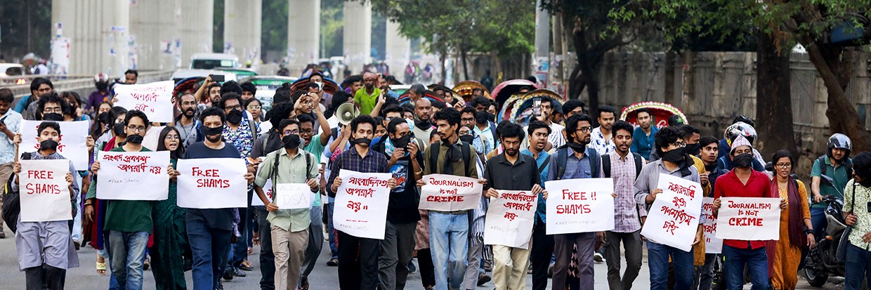 2023年3月29日，孟加拉国首都达卡的达卡大学内，来自国内不同大学的学生们手举标语、聚集抗议，要求立即释放记者沙姆斯·扎曼（Shams Zaman）。周三，孟加拉国当局依据《数字安全法》对曙光日报（Prothom Alo）的记者沙姆斯·扎曼（Shams Zaman）提出诉讼。© PSuvra Kanti Das / ABACAPRESS.COM