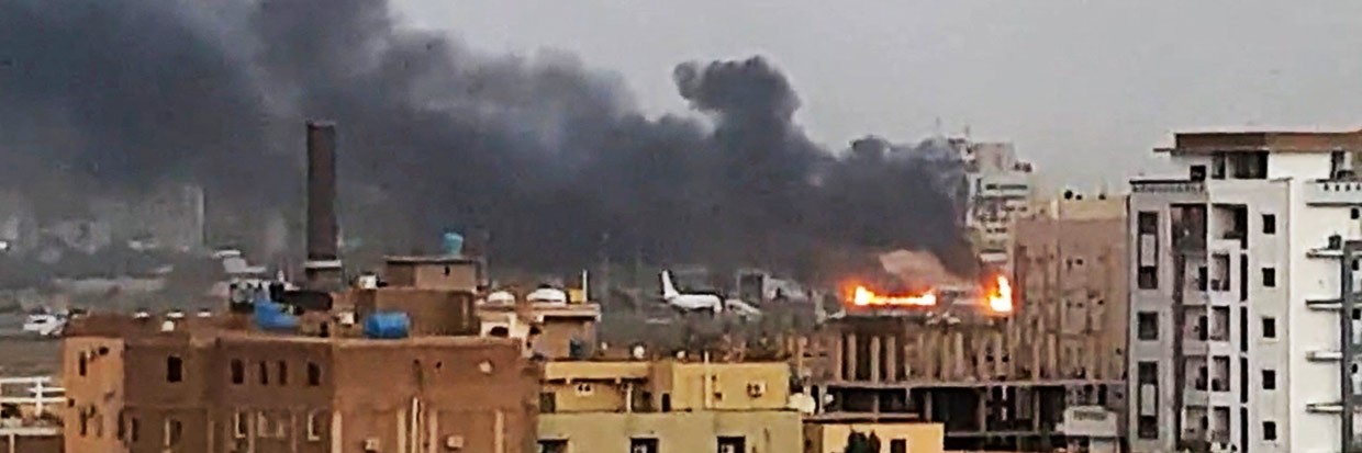 De la fumée s’élève du tarmac de l’aéroport international de Khartoum alors qu’un incendie fait rage, à Khartoum, au Soudan. Cette image, datant du 17 avril 2023, est tirée d’une vidéo diffusée sur les médias sociaux. © Abdullah Abdel Moneim/via REUTERS