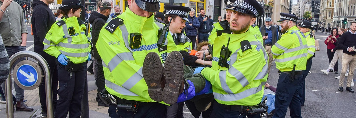 Des policiers arrêtent un manifestant lors d’une mobilisation. Des militants de Just Stop Oil ont collé leurs mains à des tuyaux métalliques, bloquant les rues autour de la station Mansion House dans la City de Londres. (Photo de Vuk Valcic/SOPA Images/Sipa USA)