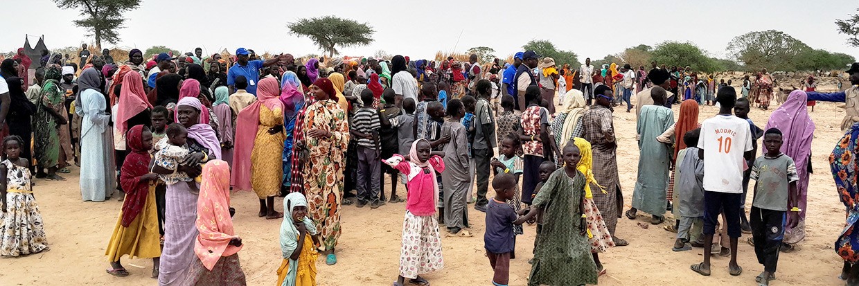 Des Soudanais, qui ont fui les violences dans leur pays et qui viennent d’arriver, attendent d’être enregistrés dans le camp situé près de la frontière entre le Soudan et le Tchad, à Adre, au Tchad, le 26 avril 2023. © REUTERS/Mahamat Ramadane