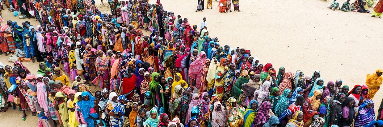 Civilians fleeing the fighting in Sudan wait for food across the border, in Chad. © UNHCR