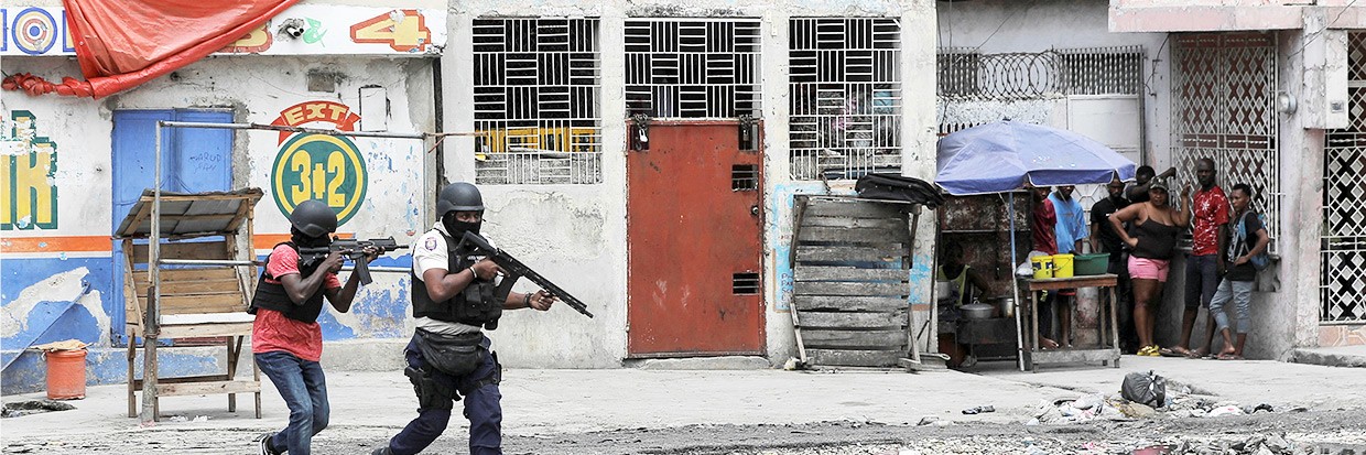 2023年4月25日，海地首都太子港，帮派成员试图攻击一处警察局未遂后，民众挤在角落，警方在街上巡逻。©路透社/Ralph Tedy Erol TPX IMAGES OF THE DAY
