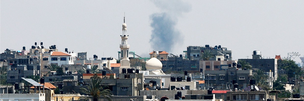Smoke rises following an Israeli strike, in Gaza May 10, 2023. REUTERS/Ibraheem Abu Mustafa