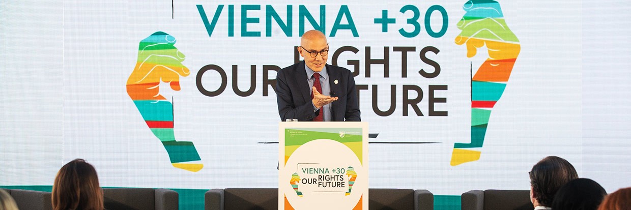 联合国人权事务高级专员福尔克尔·蒂尔克在维也纳世界会议上发表题为“30年后：我们的权利，我们的未来”的主旨演讲。利奥波德博物馆观景露台，奥地利维也纳博物馆区——2023年6月6日 Ⓒ Christine Wambaa
