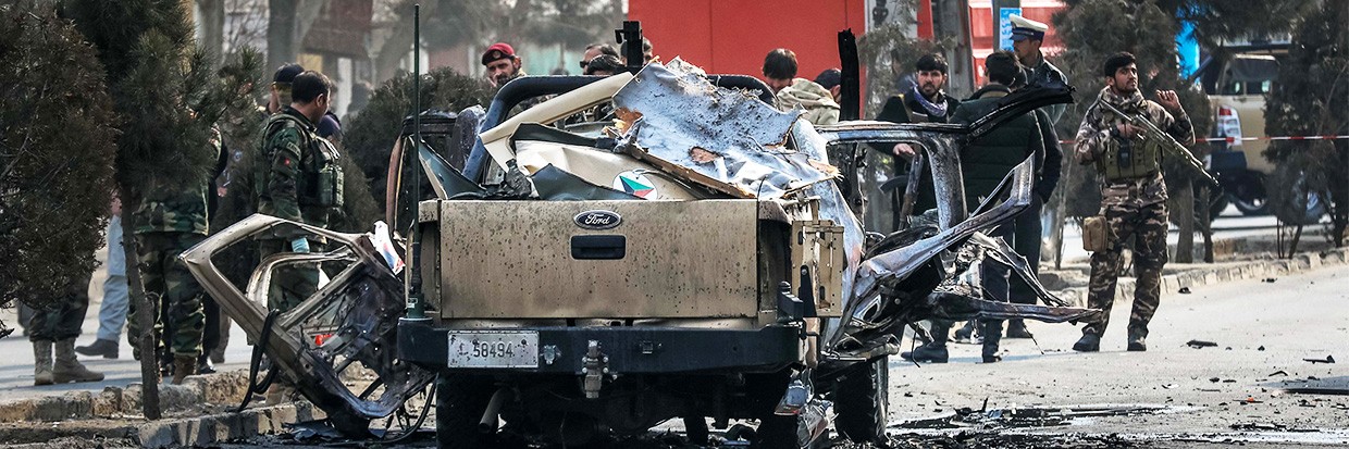 Les forces de sécurité afghanes inspectent le site de l’explosion d’une bombe à Kaboul, en Afghanistan, le 1er février 2021. Au moins un civil et un membre des forces de sécurité ont été tués et un autre blessé après l’explosion d’un engin explosif improvisé magnétique visant un véhicule de l’armée à Kaboul. EPA-EFE/HEDAYATULLAH AMID
