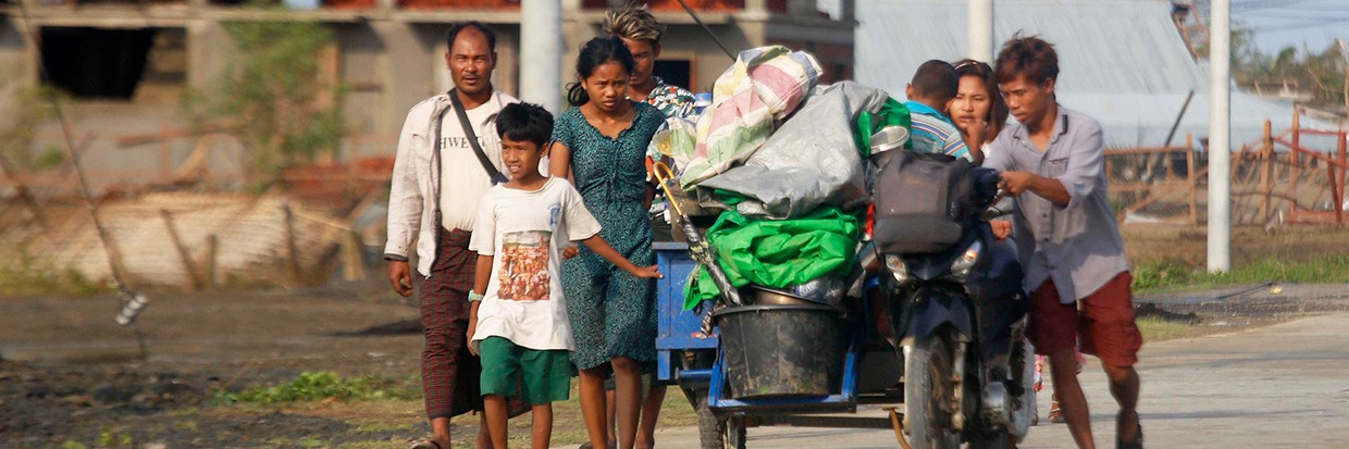 Des personnes transportant leurs biens après le passage du cyclone Mocha à Sittwe, dans l’État rakhine, au Myanmar, le 15 mai 2023. Selon le Bureau de la coordination des affaires humanitaires des Nations Unies (OCHA), le cyclone tropical Mocha a touché le Myanmar le 14 mai après-midi avec des vents soutenus allant jusqu’à 250 km/h et des rafales pouvant atteindre 305 km/h. © EPA-EFE/NYUNT WIN