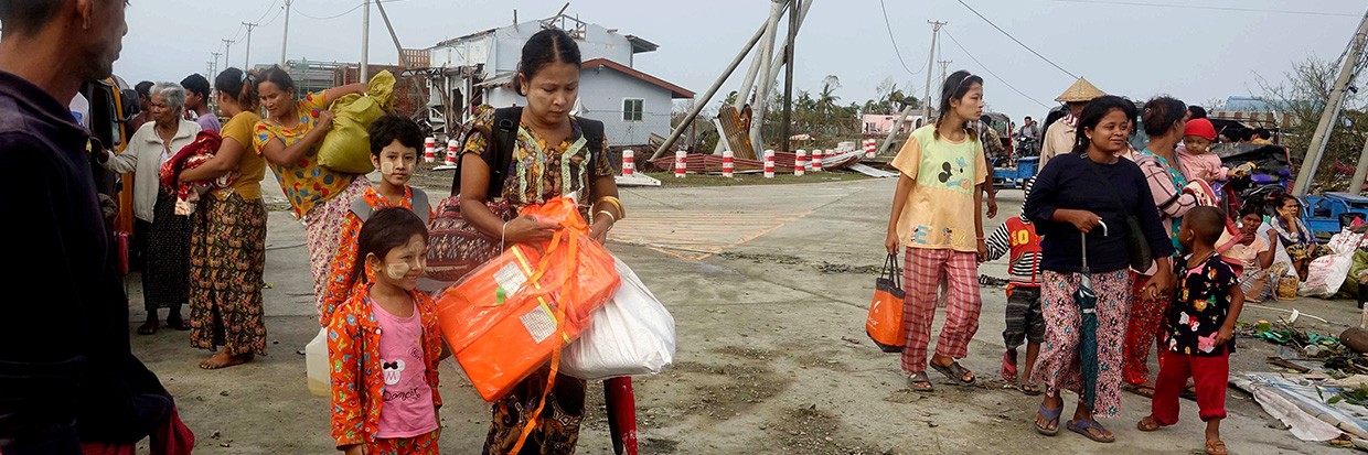 Des personnes transportant leurs biens parmi les débris après le passage du cyclone Mocha à Sittwe, dans l’État rakhine, au Myanmar, le 15 mai 2023. EPA-EFE/NYUNT