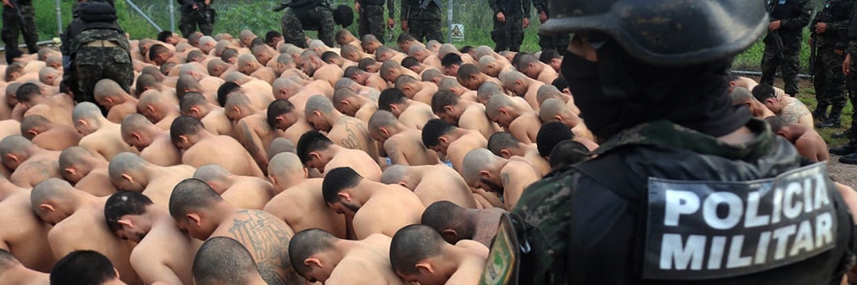 洪都拉斯武装部队提供的宣传照片显示，2023年6月29日，军事警察在洪都拉斯埃尔波韦尼尔的一处惩教中心开展行动。图片来源：欧新社-埃菲通讯社/洪都拉斯武装部队