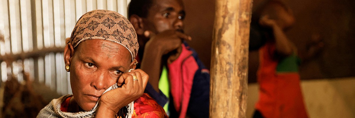 : iumto Gebresillasie, 50, desplazada a causa de los combates entre las fuerzas del Frente de Liberación Popular de Tigray (TPLF) y las Fuerzas de Defensa Nacional de Etiopía (ENDF) aliadas con las Fuerzas Especiales de Amhara, sentada frente a su refugio en el campamento de Abi Adi para desplazados internos en Abi Adi, región de Tigray, Etiopía, 24 de junio de 2023. © REUTERS/Tiksa Neger