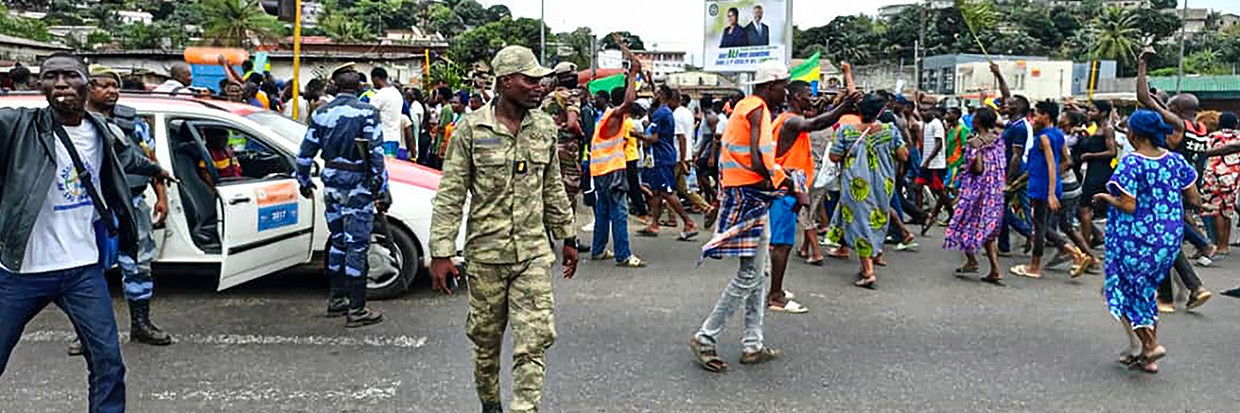 加蓬首都利伯维尔，8月30日：2023年8月30日，加蓬首都利伯维尔，加蓬军官们在总统选举结果公布后进入国家电视大楼宣布接管政权，军事政权的支持者们聚集在街头。图片来源：阿纳多卢通信社