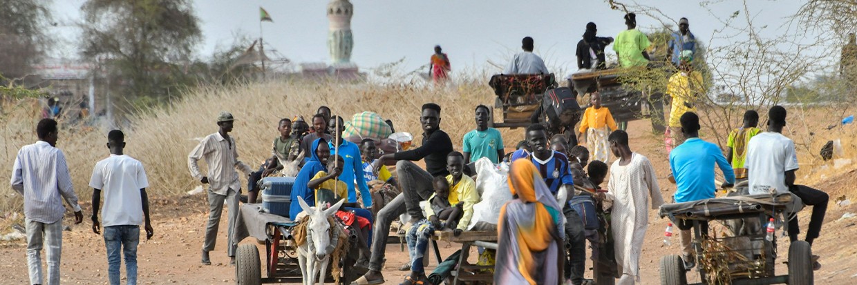 Los civiles que han huido del Sudán devastado por la guerra tras el estallido de los combates entre el ejército sudanés y las Fuerzas paramilitares de Apoyo Rápido (FAR) caminan por el puesto fronterizo del sur de Joda, condado de Renk, estado del Alto Nilo de Sudán del Sur, 30 de abril de 2023. © REUTERS/Jok Solomun