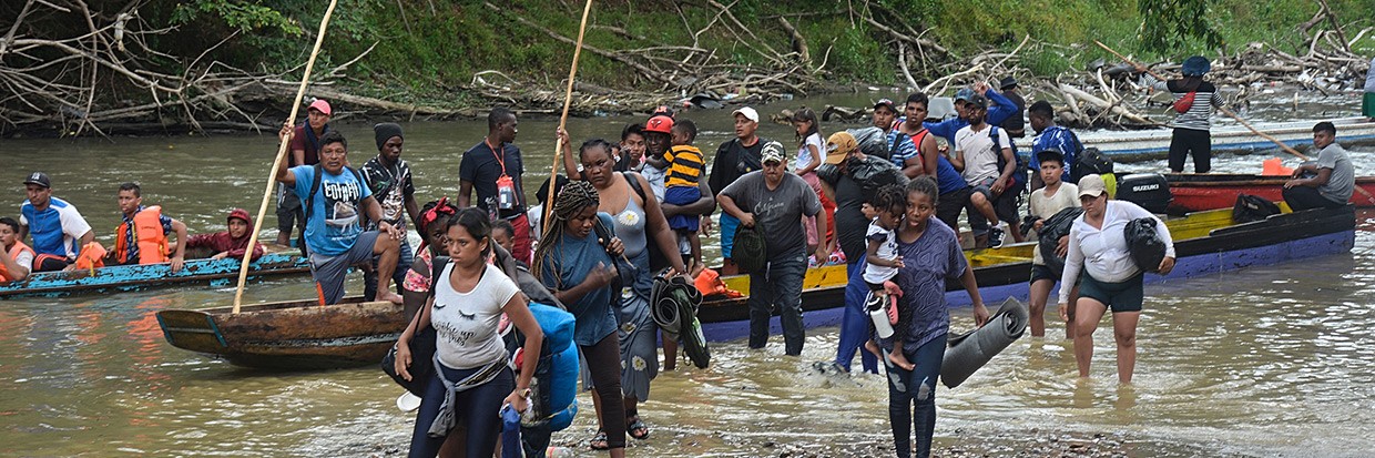 عدد من المهاجرين يصلون في القوارب إلى منطقة داريان غاب في بنما، 9 أيار/ مايو 2023 - المفوضية السامية لحقوق الإنسان