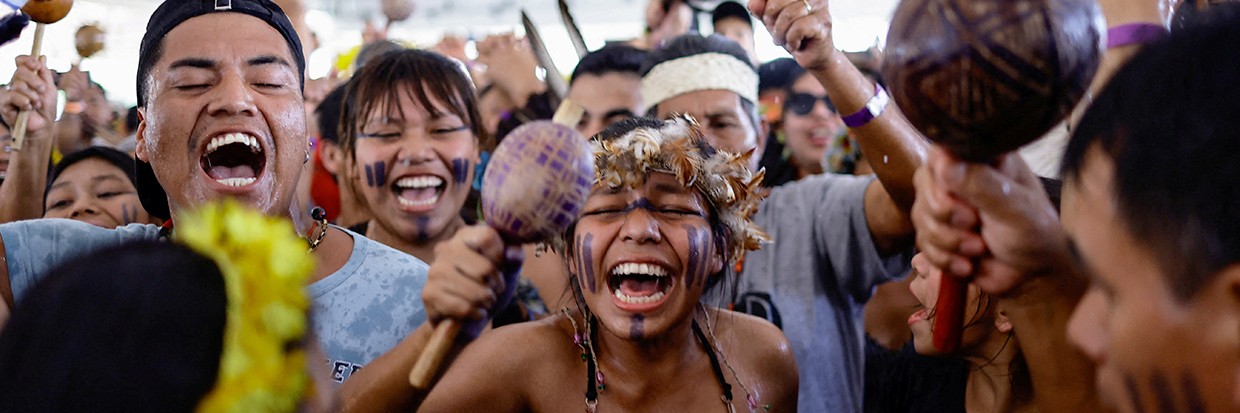 Le peuple autochtone brésilien Xokleng se réjouit après que la Cour suprême du Brésil a voté en majorité contre la thèse juridique du « Marco Temporal » (cadre temporel), à Brasilia, au Brésil, le 21 septembre 2023. © REUTERS/Ueslei Marcelino
