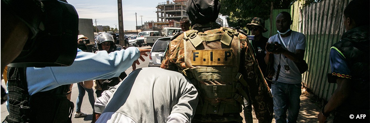 Des membres des forces de sécurité malgaches arrêtent un membre de l’opposition à Antananarivo le 7 octobre 2023. Ⓒ RIJASOLO/AFP