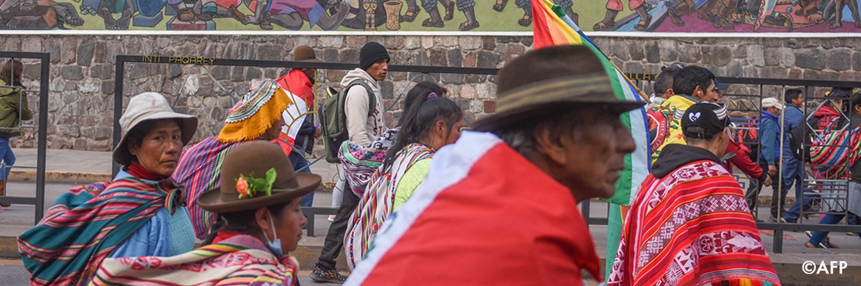Manifestantes indígenas marchan pidiendo la dimisión de la presidenta peruana Dina Boluarte por la carretera principal de Cusco, Perú, el 1 de febrero de 2023. Crédito: (Foto de Ivan FLORES / AFP)