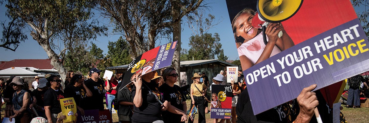 Des personnes se rassemblent lors d’une marche organisée par la campagne « Yes23 » en faveur du « oui » au prochain référendum australien sur les questions aborigènes, au bord de la rivière Todd, à Alice Springs, en Australie, le 17 septembre 2023. © REUTERS/Jaimi Joy