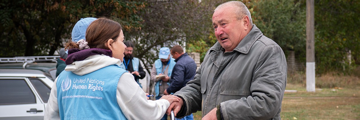 联合国乌克兰人权监测团到达乌克兰哈尔科夫地区赫罗扎村的悲剧现场，导弹袭击造成至少59名平民死亡。Ⓒ Yevhen Nosenko，2023年10月7日