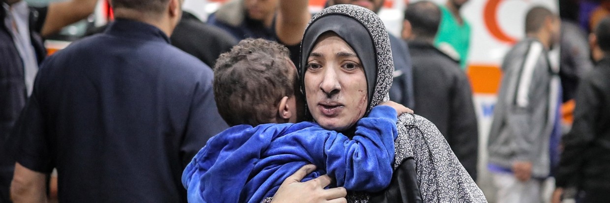一名妇女带着儿童逃离加沙地带被轰炸的南部城市汗尤尼斯。© KHALED／法新社